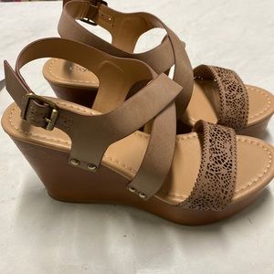 HERLEEN-S NATURAL BEIGE WEDGE IN SIZE 7